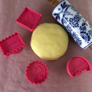 cikolata-kremali-sandvic-biskuviler1