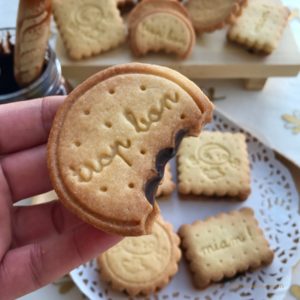 cikolata-kremali-sandvic-biskuviler7