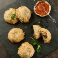 Baklava Yufkasıyla Kıymalı Börek