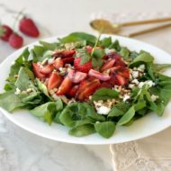 Çilekli Fıstıklı Roka Salatası