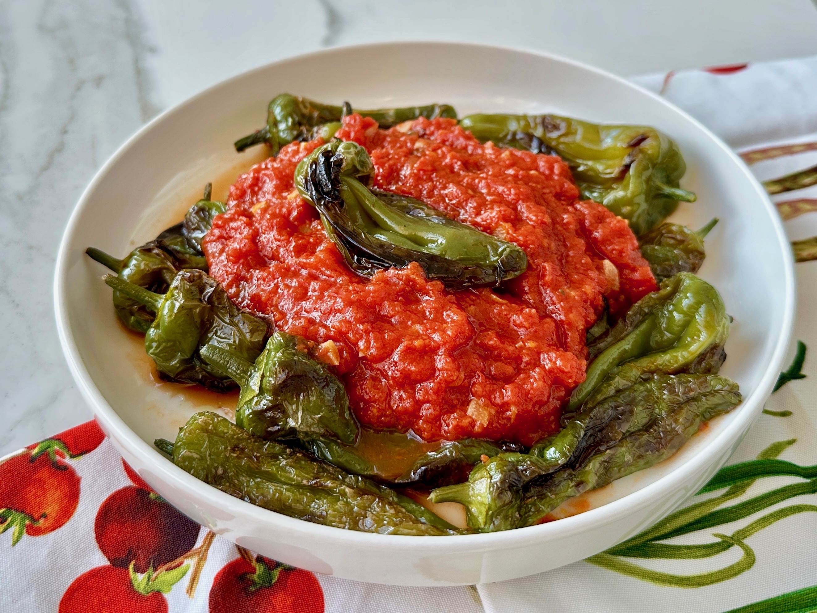 Domates Soslu Köy Biberi Kızartması