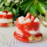 Çilekli Kremalı Pişmeyen Pratik Pasta 