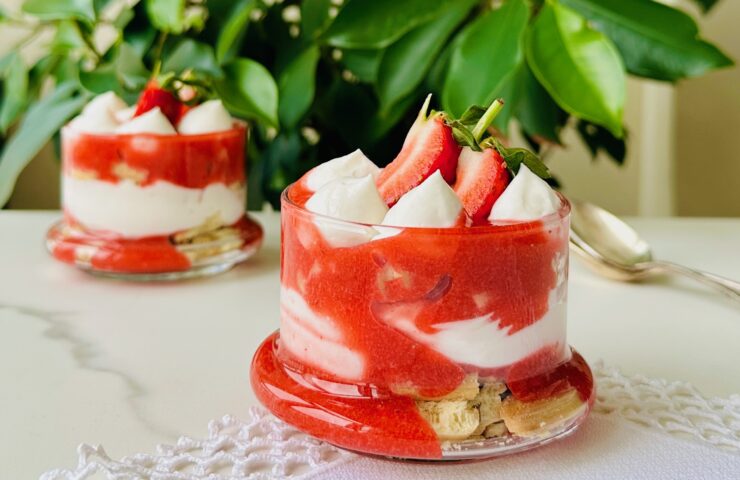 Çilekli Kremalı Pişmeyen Pratik Pasta