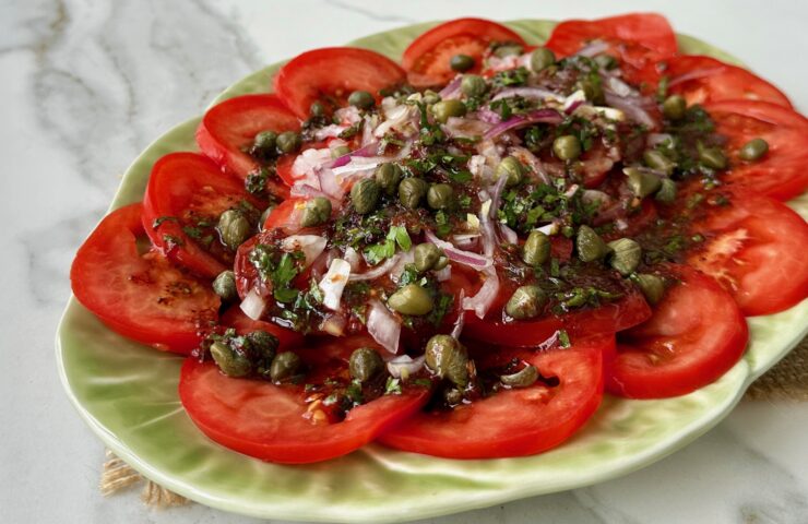 Soslu Domates Salatası